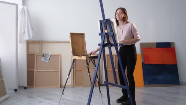 Zadowolona kobieta malarz studio sztuki wykończenie grafiki — Wideo stockowe