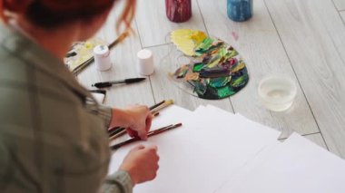 kadın sanatçılar yaratıcı araçlar çizmeye başlayın