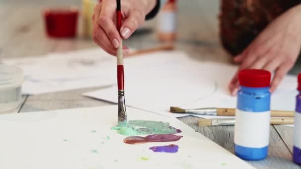 Proceso creativo artista femenina herramientas artísticas — Vídeo de stock