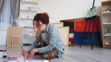 Sanat süreci kadın ressam ilham perisi