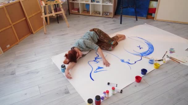 肖像画制作静かな女性アーティストの記憶 — ストック動画
