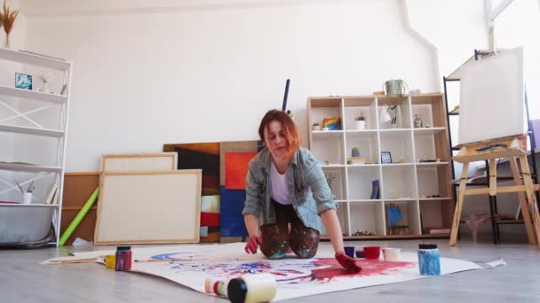 Creatieve inspiratie gelukkig vrouwelijke schilder kunst — Stockvideo