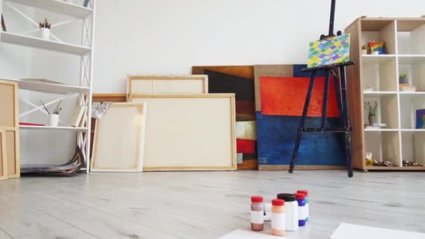 Arte escola ferramentas de pintura área criativa artística — Vídeo de Stock