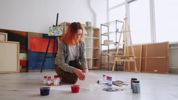 Arte proceso mujer pintor herramientas artísticas serio — Vídeos de Stock