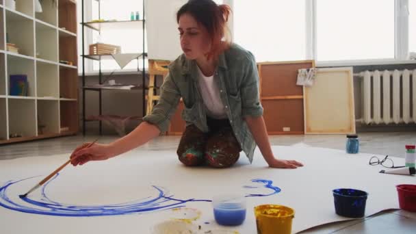 Studio d'arte ispirato donna processo creativo — Video Stock