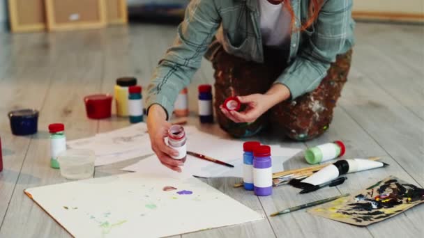 Sanat eseri kadın ressam sanatsal araçları — Stok video