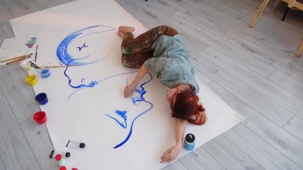 영혼 예술은 평온 한 여성 예술가의 뮤즈 — 비디오