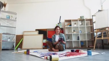 sanat eseri kadın sanatçı bitirme işlemi