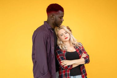 Arkadaşlık desteği Çok ırklı arkadaşlar Erkek kadın