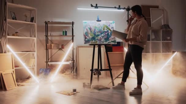 Yaratıcı süreç kadın sanatçı sanat okulu hayalleri — Stok video