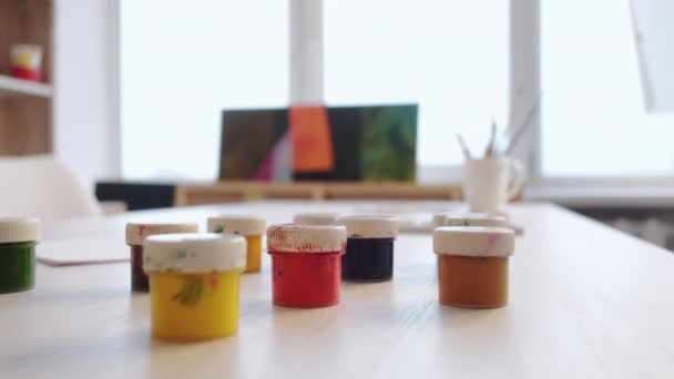 Painting tools creativity area art studio interior — Vídeo de Stock