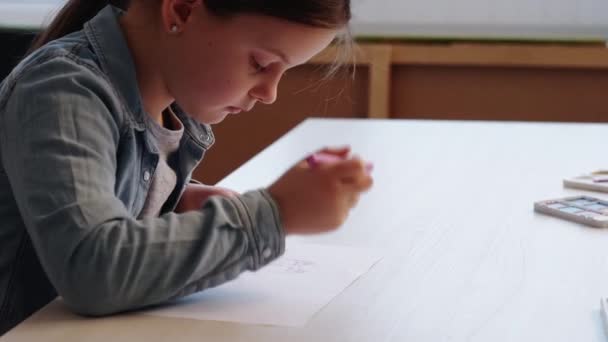 Tiempo artístico pintura niña escuela creativa — Vídeos de Stock