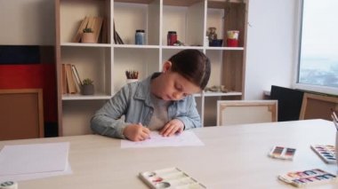 Sanat okulu resim kızı hobisi yaratıcılık güzel