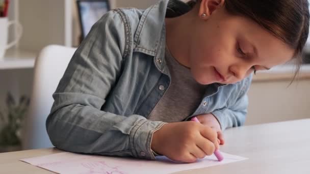 어린 소녀의 취미 창의성을 미술적 시간으로 그린 그림 — 비디오