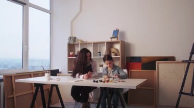 Sanat okulu yaratıcılık hobisi çizmekten zevk alıyor