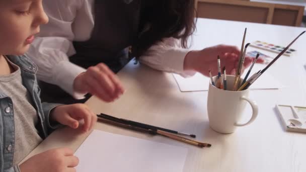 Art school painting tools tutorial lesson female — Stockvideo