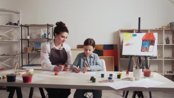 Creative art kids school painting lesson pretty — Vídeo de Stock