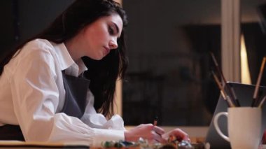 sanat eseri kadın sanatçı çizim dersi