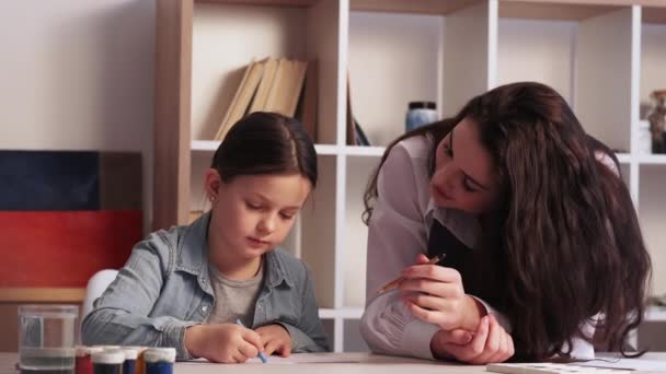 Escuela de arte niños estudio tutorial lección chica bonita — Vídeos de Stock