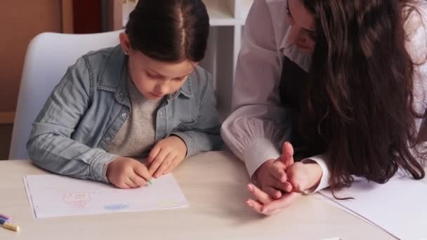 Arte terapia niños psicología estudio pintura — Vídeos de Stock