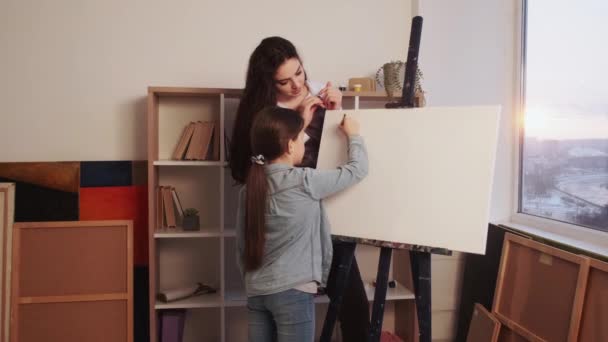 Painting school kids art studio tutorial lesson — Stockvideo
