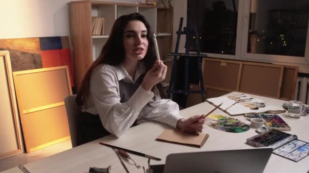 Herramientas artísticas lección tutorial artista mujer — Vídeos de Stock