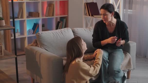 母親のアドバイス家族は親しい関係が大好きです — ストック動画