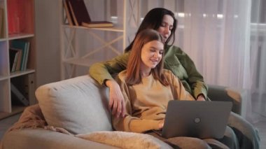 Aile eğlencesi kadın ilişkisi dijital hayat