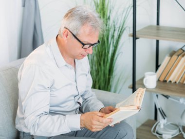 Adam evde kitap okuyup, boş zamanlarımda kitap okuyacağım.