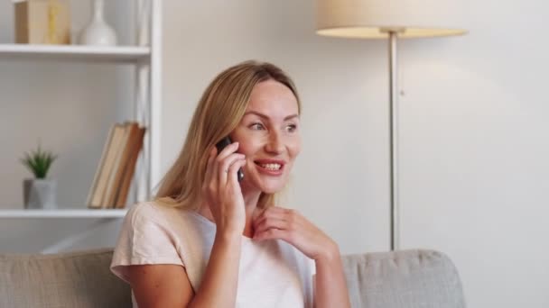 Friendly call happy woman mobile communication — Stockvideo