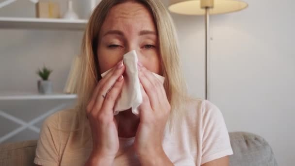 Засмучена жінка ловить холодне погане здоров'я виснажене — стокове відео