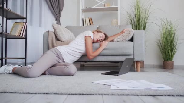 Exhausted work sleeping woman overload information — стоковое видео