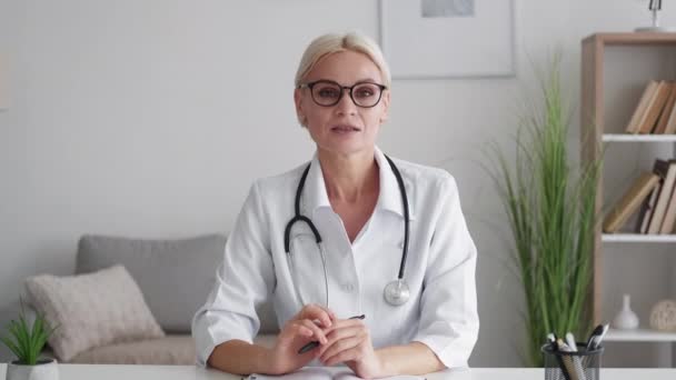 Consulta médica mujer médico visita en línea — Vídeo de stock