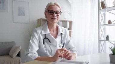 Kadın doktor çevrimiçi konferans tıbbi desteği