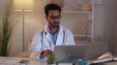 Online danışmanlık erkek doktor video konferansı