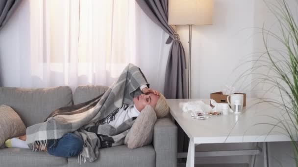Kopfschmerzen bei kranker Frau Viruserkrankung erschöpft — Stockvideo