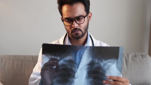 Plicní horečka mužské lékařské laboratoře výsledek koncentrovaný — Stock video