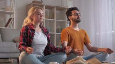 Uyum içinde meditasyon yapan çift rahatlıyor.
