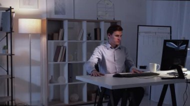 Geç saate kadar çalışmak bilgisayar teknolojisi yakışıklı.