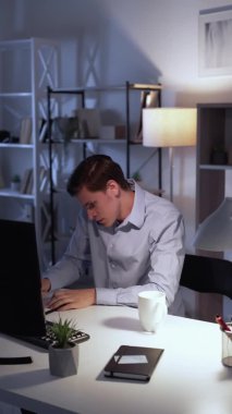 İş danışmanlığı meşgul adam belgeleri kontrol ediyor