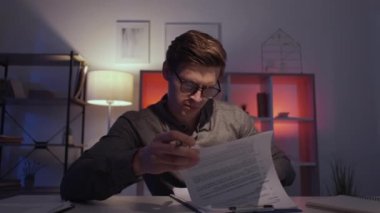 uzak iş erkek işçi bilgi kontrol akıllı adam