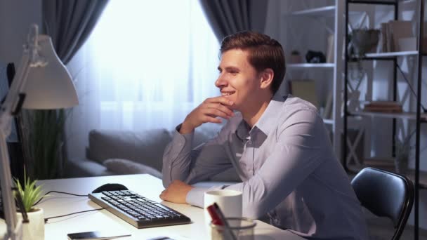 Comunicación en línea hombre feliz amigos virtuales — Vídeos de Stock