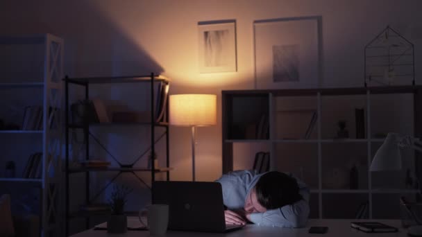 Exhausted worker sleeping man mental overload — Stockvideo