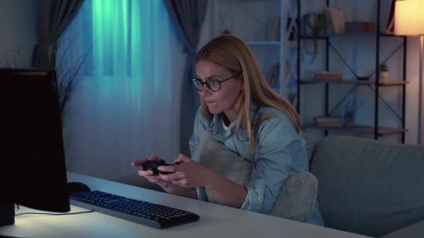 Adicción juego mujer competitiva digital — Vídeo de stock