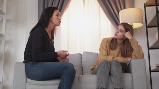 Батьки звинувачують у сімейній проблемі незадоволені — стокове відео