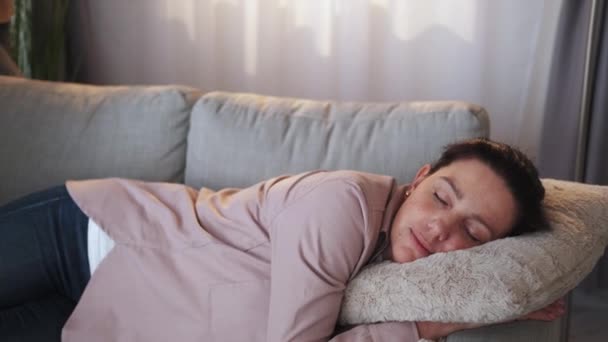 Κόρη αγάπη οικογένεια φροντίδα ημέρα ύπνου κουρασμένη γυναίκα — Αρχείο Βίντεο