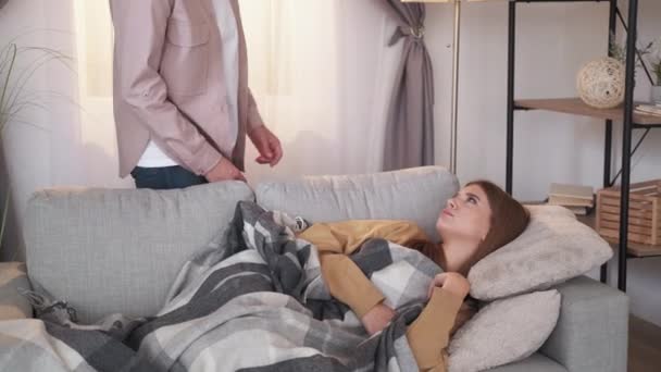 Σπίτι ξεκούραση κουρασμένος έφηβος κορίτσι ημέρα ύπνου προσεκτικός — Αρχείο Βίντεο
