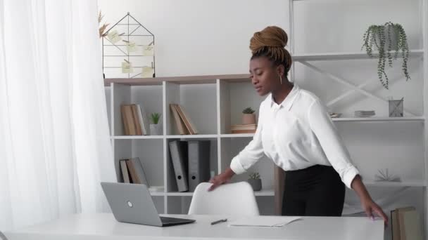 Δουλειά γραφείου Αφρικανή γυναίκα σύνδεση με υπολογιστή — Αρχείο Βίντεο