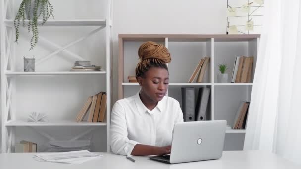 Busy worker african woman online communication — Stockvideo