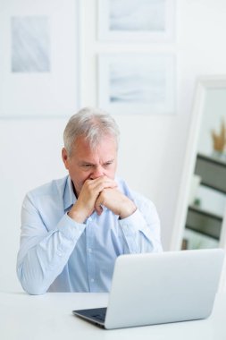 Stresli iş adamı işi krizi endişeli adam